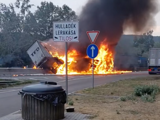 Videón, ahogy teljes terjedelmében ég a papírgranulátumokat szállító kamion az M3-as autópályán