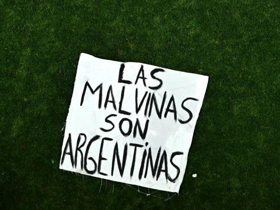 A Falkland-szigeteket Argentínának tulajdonító molinóval ünnepelték az argentinok Anglia legyőzését