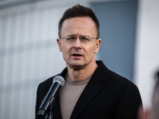 A kínaiakhoz átigazoló Szijjártó Péter csak a jéghegy csúcsa, így működik a politika forgóajtaja