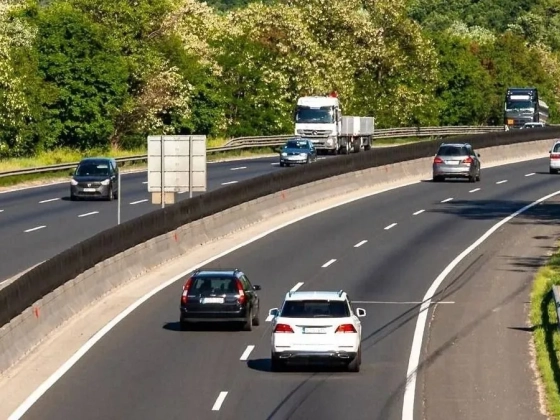 Óriási a dugó az M1-es autópályán, egy lerobbant teherautó miatt