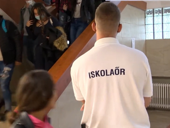 Fellökött egy harmadikos kisgyereket az iskolaőr