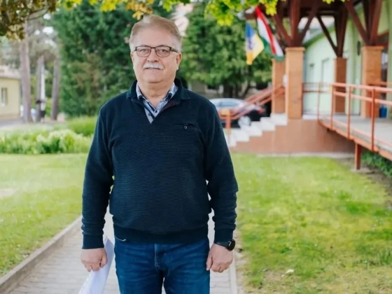 Rács mögött marad Fonyód volt polgármestere, októberig meghosszabbították a letartóztatását