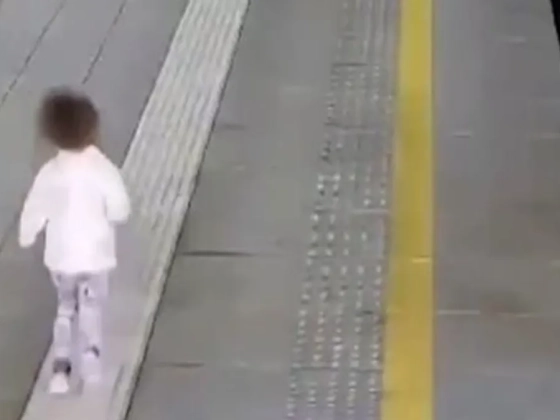 A családja nélkül maradt az ötéves kislány, kétségbeesve futott az induló vonat után - videó