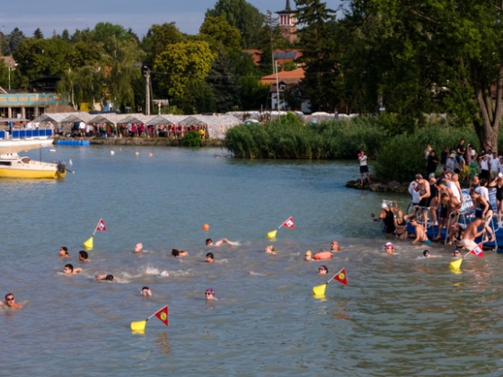 Hétvégén bedurvul az időjárás, elmarad a Balaton-átúszás