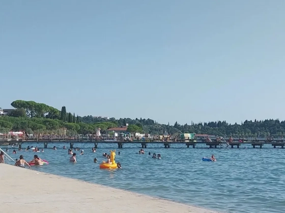 Üzemanyag ömlött a vízbe, lezárták a szlovén tengerpart egyik legnépszerűbb strandját