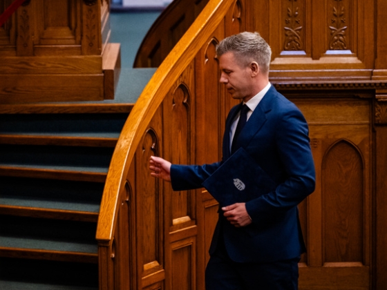 Hétfőn és kedden is felszólal Magyar Péter a parlament rendkívüli ülésén
