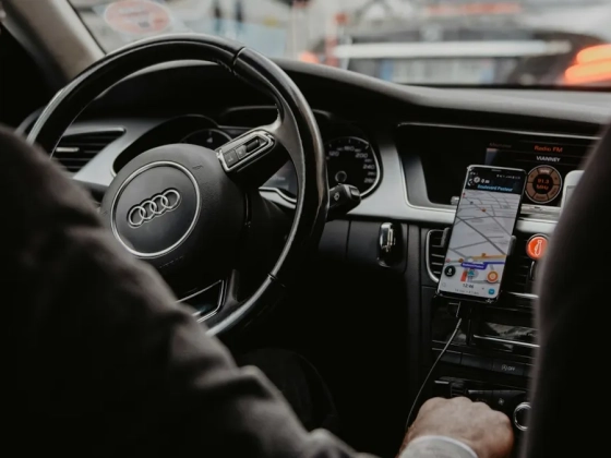 A Waze új, mesterséges intelligencián alapuló funkciókat vezet be, motoros mód is jön