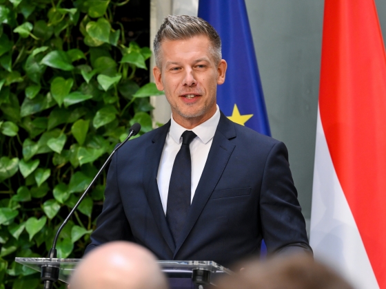 Magyar Péter a Szijjártó-vizsgálatról: „Itt vannak titkos dokumentumok, vannak külügyminisztériumi dokumentumok és másfajta dokumentumok”