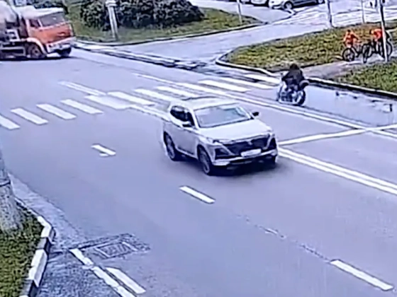 Csoda, hogy túlélte a motoros ezt az ütközést