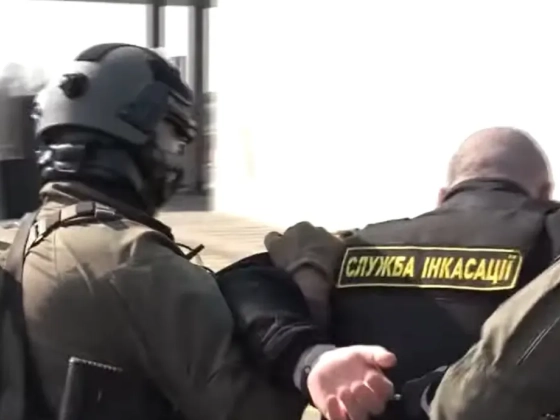 A NAV vizsgálja az ukrán pénzszállító elleni akciót, és annyit megerősített, hogy két vezetőt leváltottak