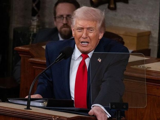 A Fehér Ház teleprompter üzemeltetőjét azzal vádolják, hogy 100 000 dollár kedvezményt adott Trump beszédfogadásaira