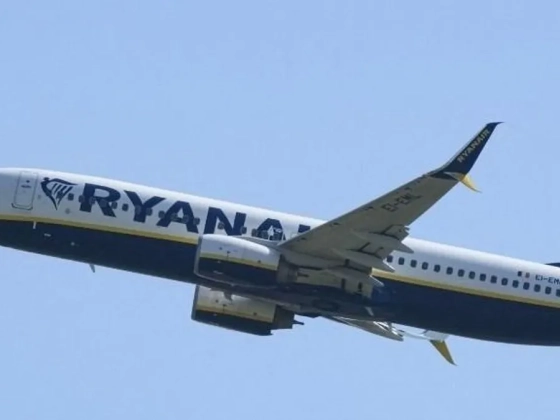 Ablakos poénnal alázta utasát a Ryanair, órákkal később betört az üveg az egyik járatán