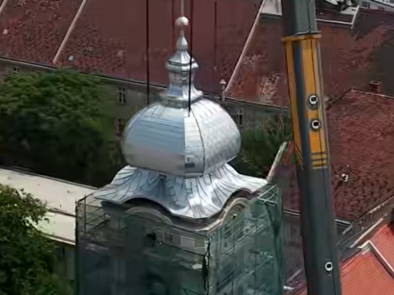 Visszahelyezték a budapesti városháza felújított óratornyát