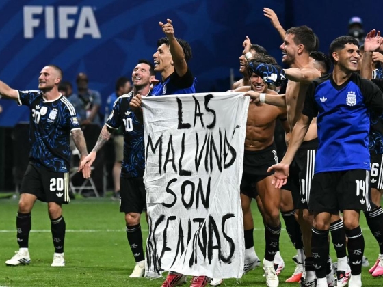 A FIFA vizsgálja az argentin falklandi transzparens incidenst