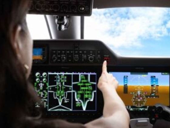 Az Embraer bemutatta a Phenom 300EV-t automatikus vészhelyzeti leszállórendszerrel