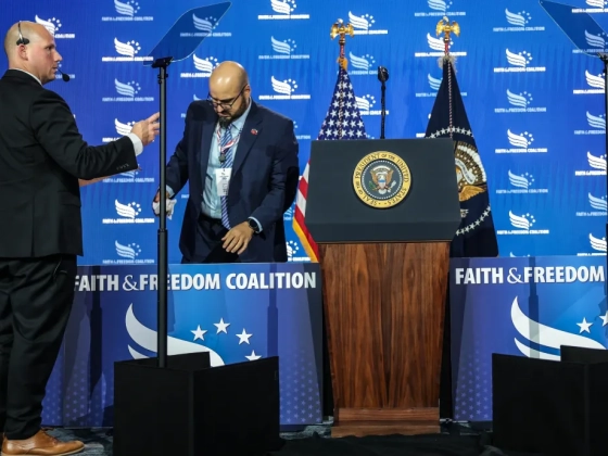 Felfüggesztették Donald Trump súgógépének kezelőjét, azzal gyanúsítják, hogy az elnök beszédeire fogadott