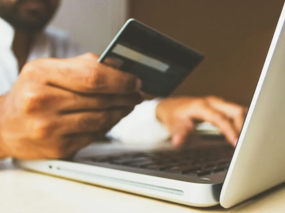 Leállások jönnek az egyik legnagyobb banknál: átutalni és online vásárolni sem lehet majd