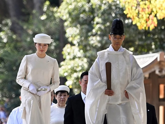 Japán felülvizsgálja a birodalmi öröklési törvényt, de fenntartja a női császárokra vonatkozó tilalmat