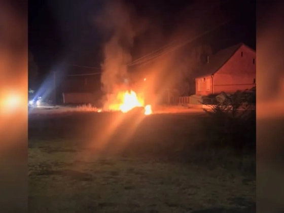 Megrázó videón a baleset: oszlopnak csapódott, majd kigyulladt egy autó Dunavecsén