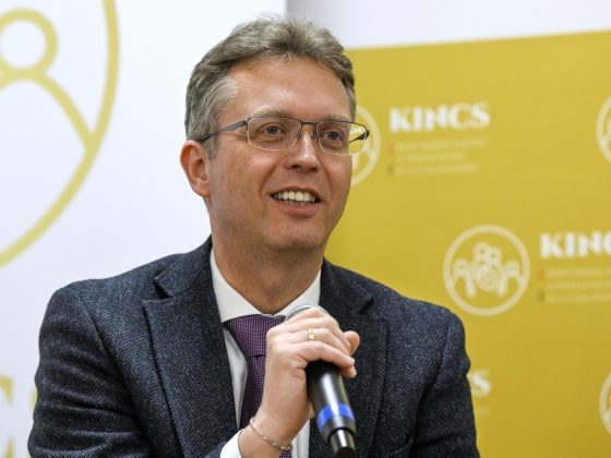 Merkely Béla nem jelezte, hogy a fia és egy ideig ő maga is tulajdonos volt egy cégben, ami az általa vezetett egyetemmel együtt kapott 600 milliónyi közpénzt Hankó Balázstól