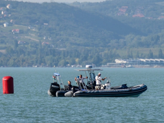 Megtalálták a vasárnap eltűnt kajakos édesapát a Balatonban