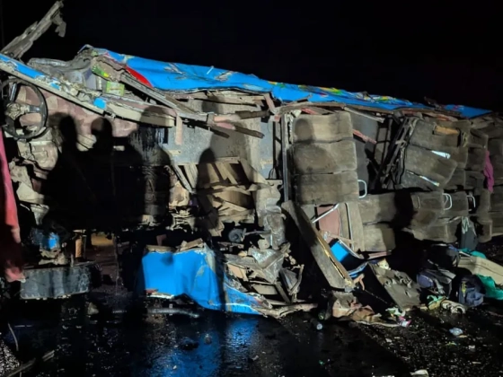 Sziklának csapódott egy iskolabusz, 20 gyerek és egy tanár meghalt – videó