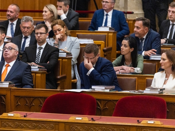 Mint disznók elé gyémántot szórni – így lendült át a Fidesz a héten a Barátok köztből a Mónika-show díszletei közé