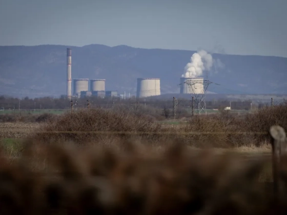 A fosszilis energia visszaszorításával csökkentene rezsit az EU, de puhítana egy ezt segítő rendszeren