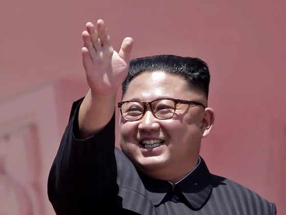 Kim Dzsong Un a legmagasabb kínai tisztségviselőt látja vendégül Phenjanban