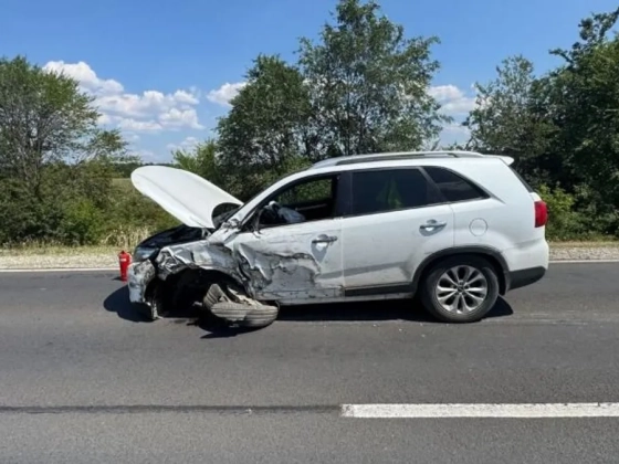Súlyos baleset történt a 4-es úton, teljesen összetört egy autó