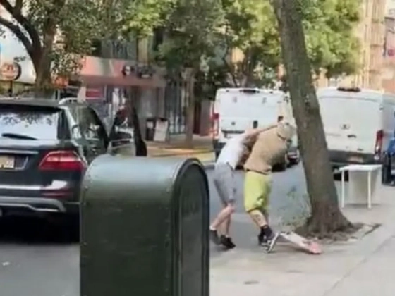 Utcai harc New Yorkban: a gördeszkás betörte a Mercedes szélvédőjét, majd a sofőrt is leterítette - videó