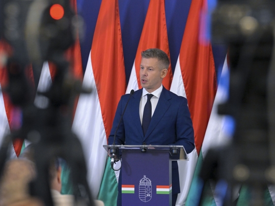 Magyar Péter bejelentette, hogy öt adófajtát eltörölnek
