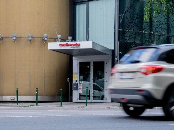 Több mint 100 millió forintos kártérítést kap a meleg házaspár, miután a Mediaworks lejárató kampányt indított