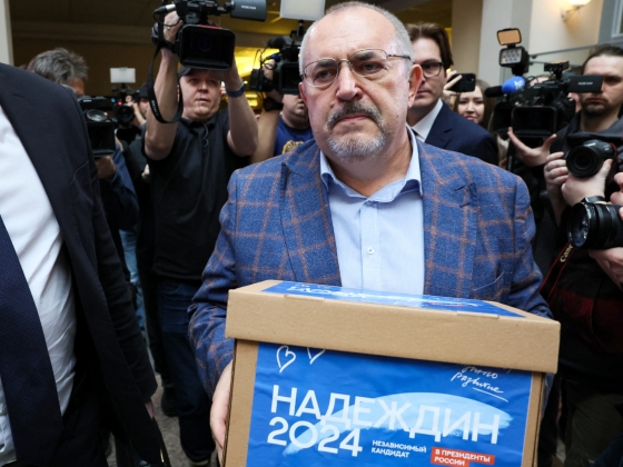 Elítélték az egyetlen nyíltan háborúellenes orosz elnökjelöltet, mert egy videójában Navalnij képét mutatta