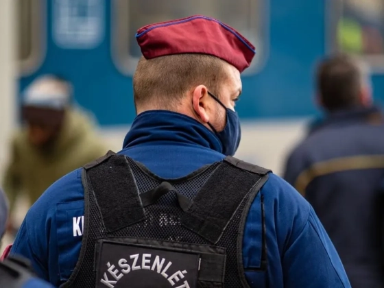 Nagy változás jön a rendőrségnél, lecserélik a szolgálati egyenruhákat