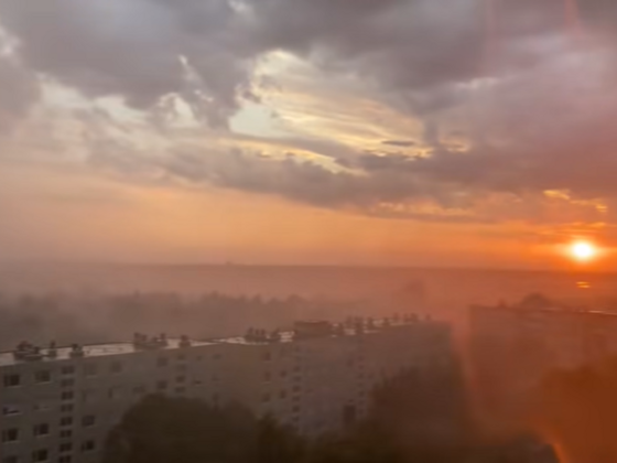 Videón, ahogy naplementekor lecsap a légzuhatag