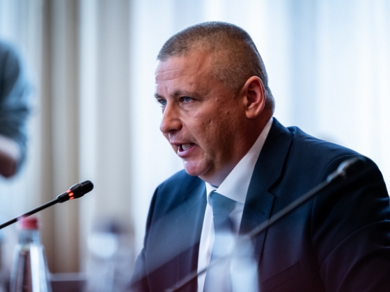 Ruszin-Szendi Romulusz bejelentette, visszaveszik a Covid-oltás és „fiatalítás” miatt elbocsátott katonákat