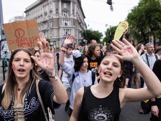 16 évre vinné le a választási korhatárt Magyar Péter