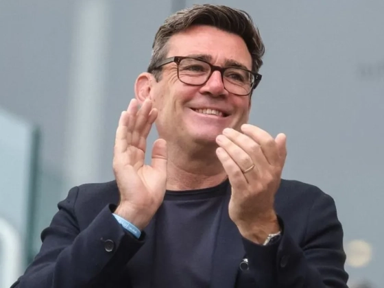 Andy Burnham repülőrajttal érkezik a brit miniszterelnöki székbe