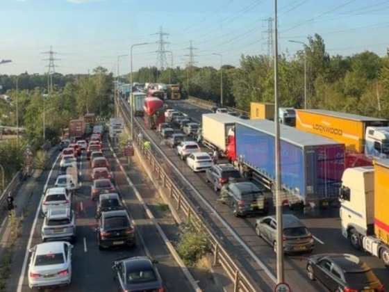 A tini nyolc órát ragadt az M25-ös úton az első vezetésnél