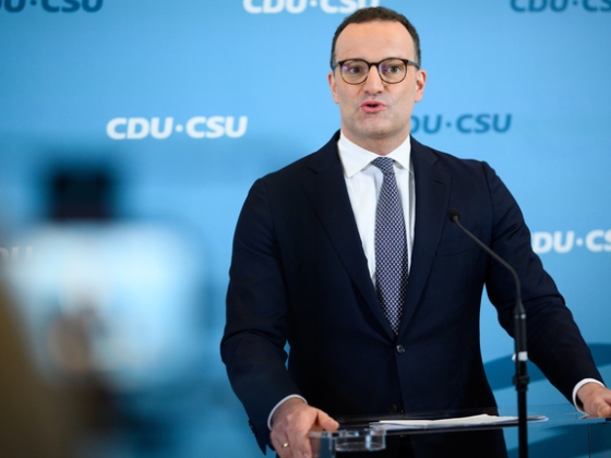 Áll a bál Németországban, miután a CDU meleg frakcióvezetőjének amerikai béranya hordta ki gyermekét