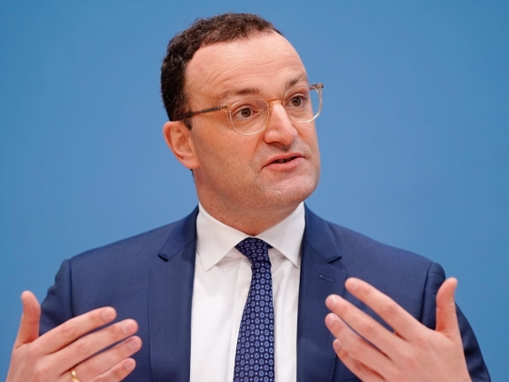 A CDU-s Jens Spahn lemond a pótcsecsemő körüli egyre növekvő ellenőrzések közepette