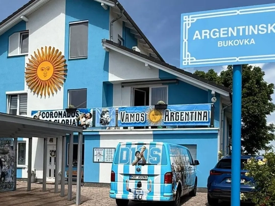 Maradona-szobor, Messi-graffitik és saját stadion – egy cseh férfi teljes házát Argentínának szentelte - videó