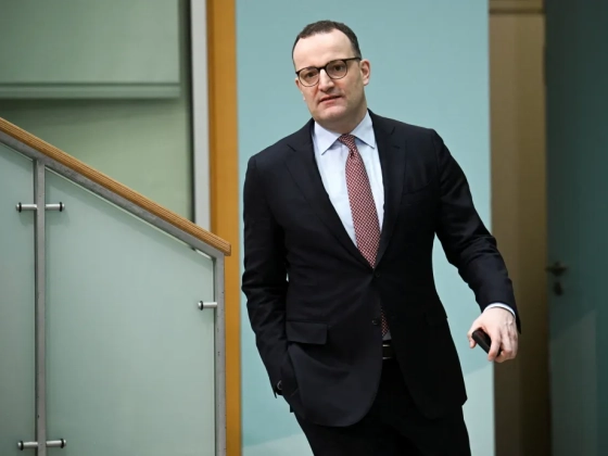 Béranya igénybevétele miatt kellett lemondania a német kormánypárt frakcióvezetőjének