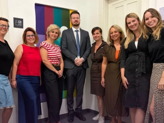 Szabó Bence átadta felajánlását a Hintalovon Alapítványnak, ami a neki összegyűjtött adományokból jött össze