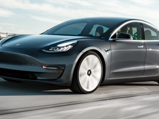 A Tesla szerint a vakító fényszórók nem jelentenek problémát. Tévedtek...