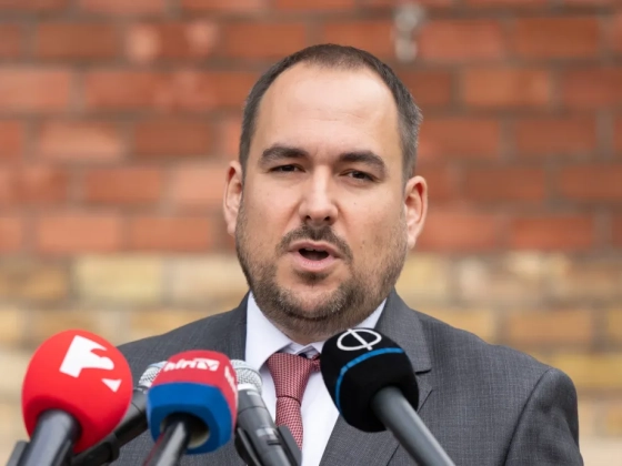 Valaki megint felmászott egy vasúti kocsi tetejére, a MÁV alkalmazottai mentették meg az áramütéstől