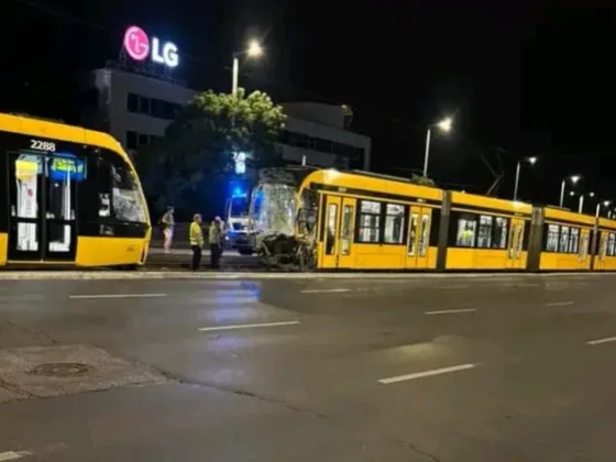 Kocsiszínbe tartó villamosok ütköztek Budapesten, az egyik jármű vezetője megsérült