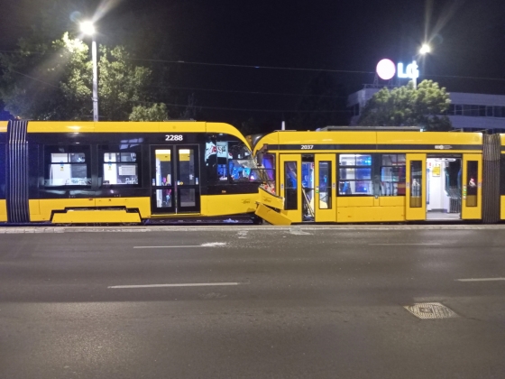 Összeütközött két villamos az éjjel Budapesten
