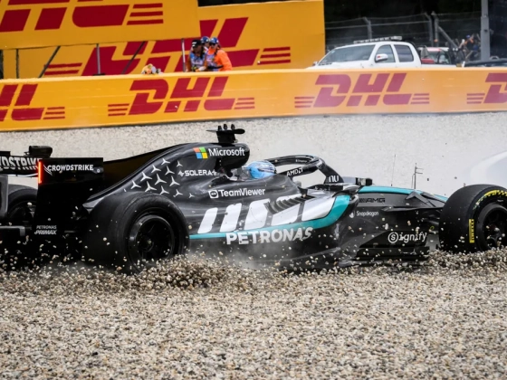 George Russell ütközött Lewis Hamiltonnal a Belga Nagydíj rajtja után - videó